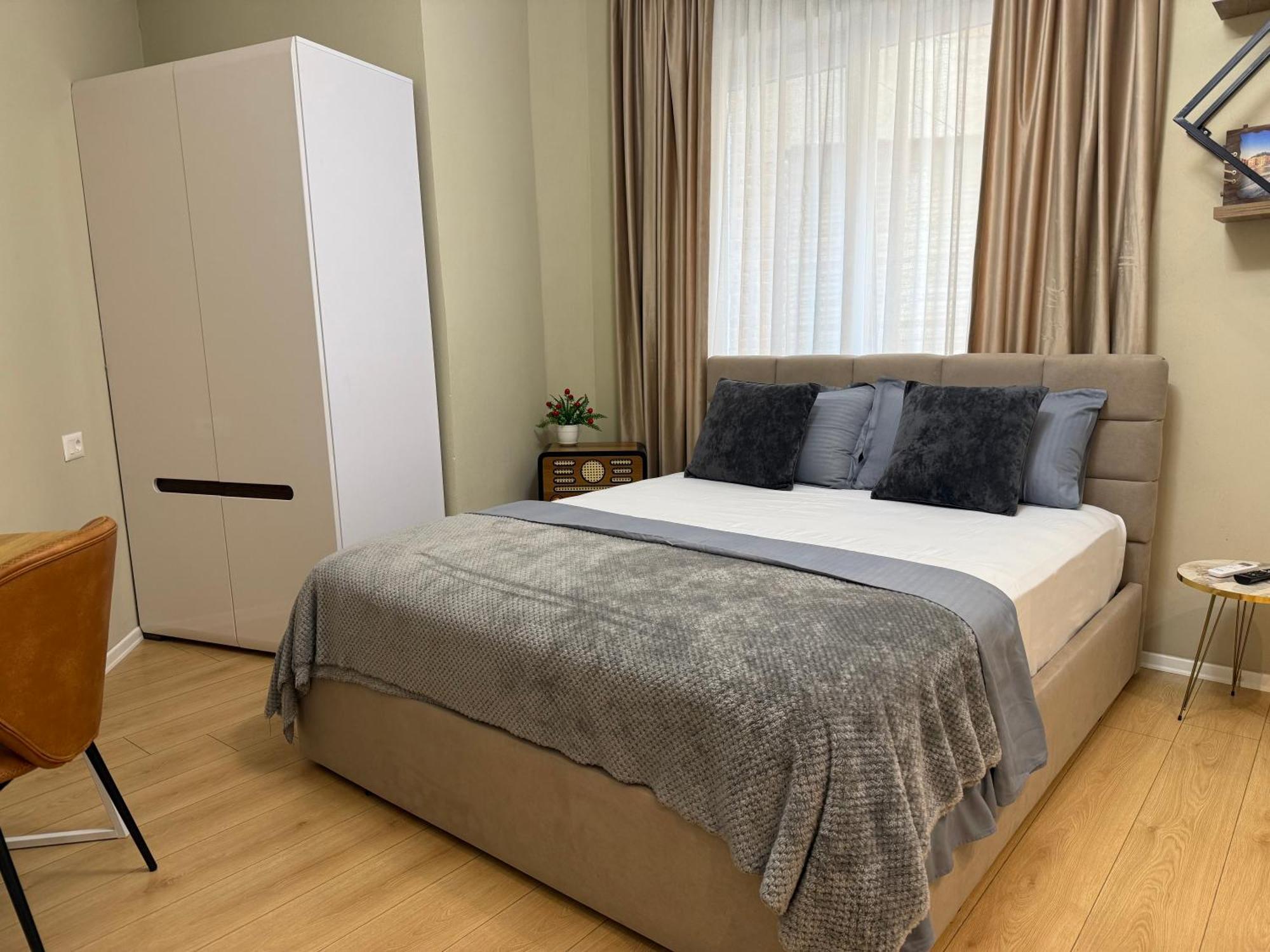 Center And Apartment *